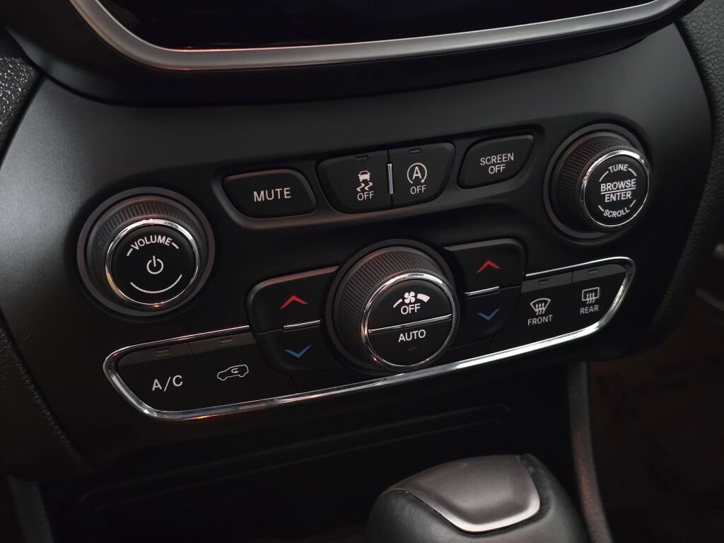 Used 2022 Jeep Cherokee Limited image 31