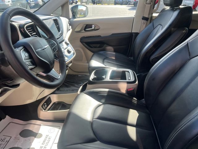 Used 2023 Chrysler Pacifica Touring-L image 17