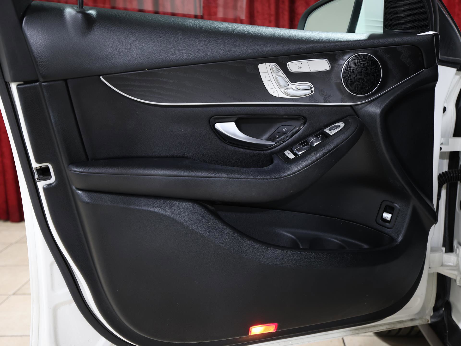 Used 2018 Mercedes-Benz GLC 300 4MATIC image 11