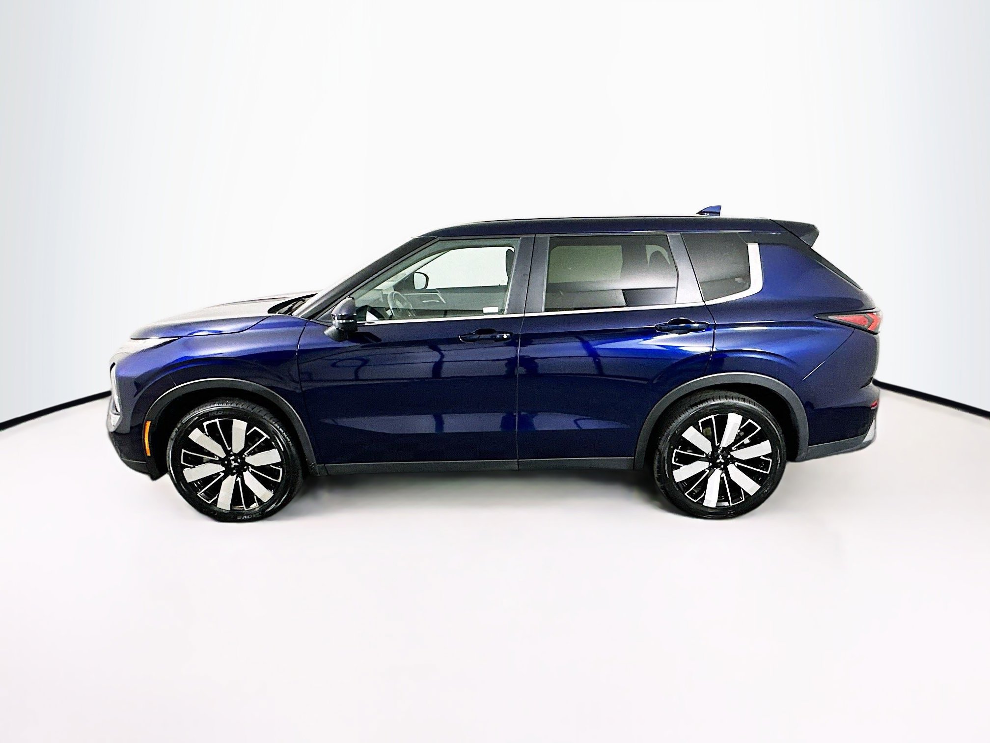 Used 2025 Mitsubishi Outlander SE FWD image 4