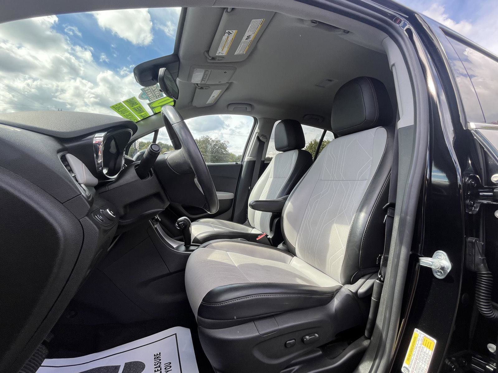 Used 2020 Chevrolet Trax LT w/ LT Convenience Package image 6