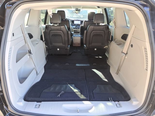 Used 2024 Chrysler Pacifica Touring-L image 25