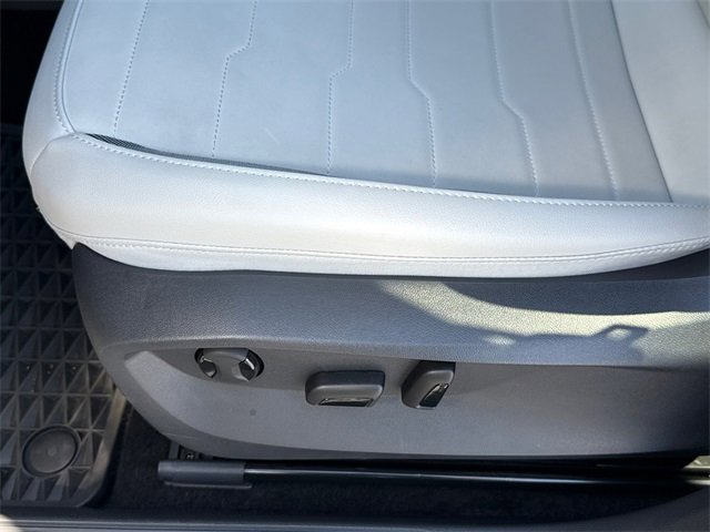 Used 2025 Volkswagen Taos SE image 30