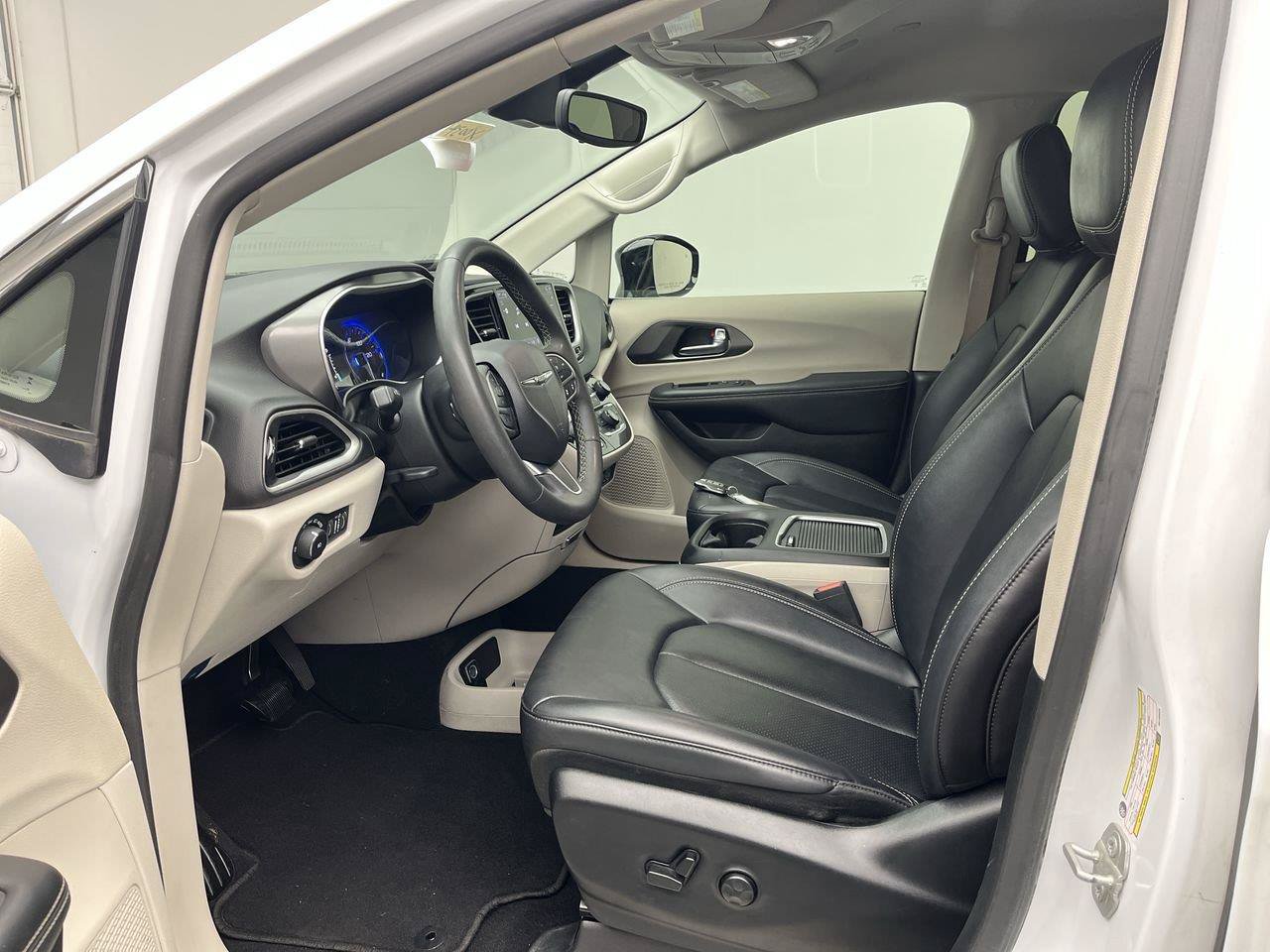 Used 2024 Chrysler Pacifica Touring-L FWD image 3