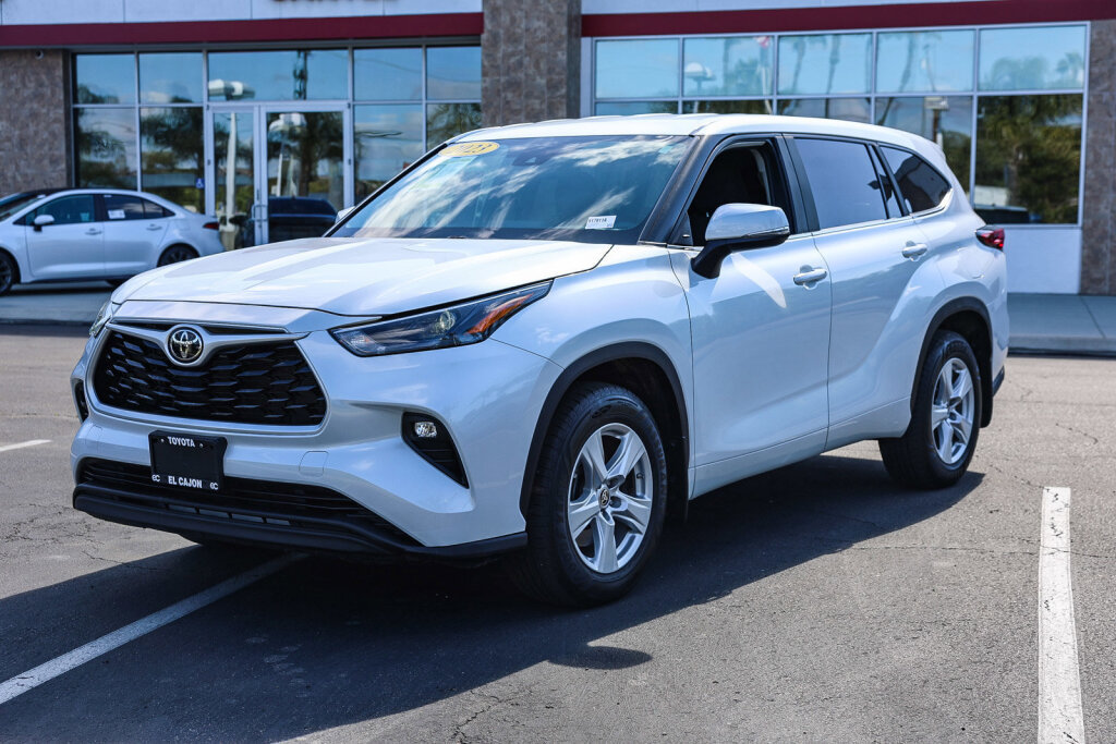 Used 2023 Toyota Highlander LE AWD/4WD image 18