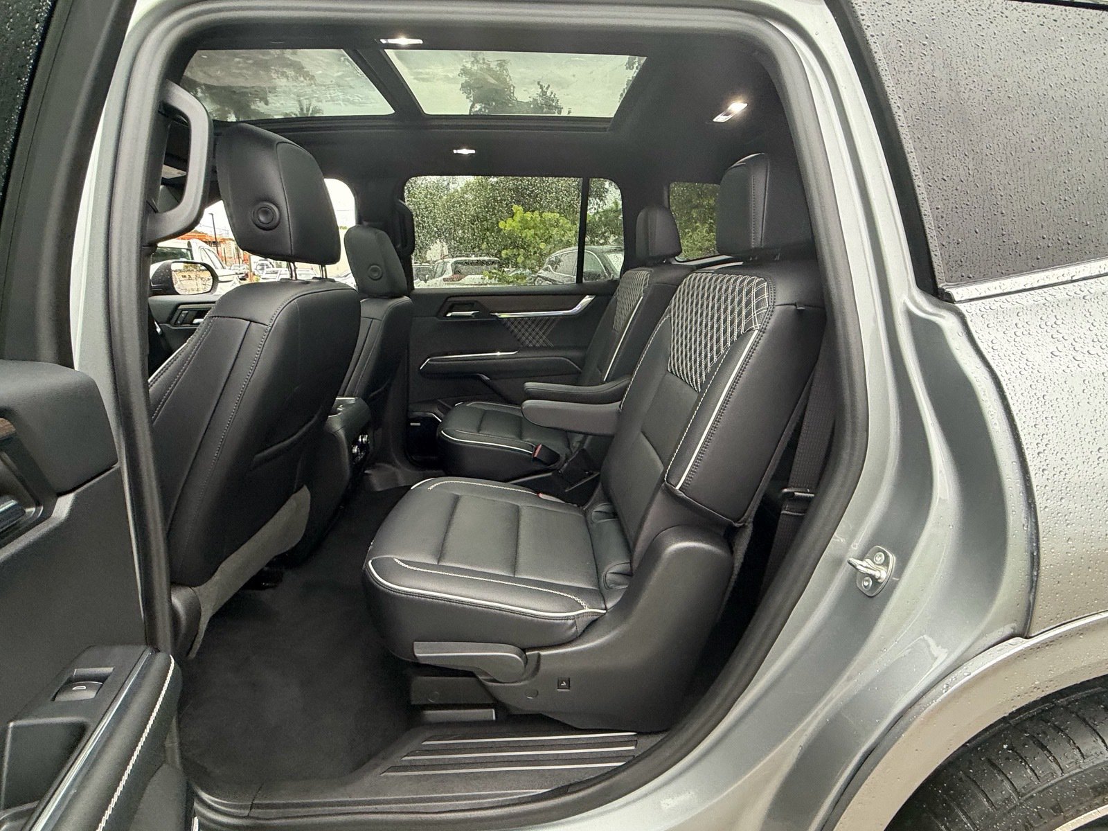 Used 2024 GMC Acadia Denali FWD image 11