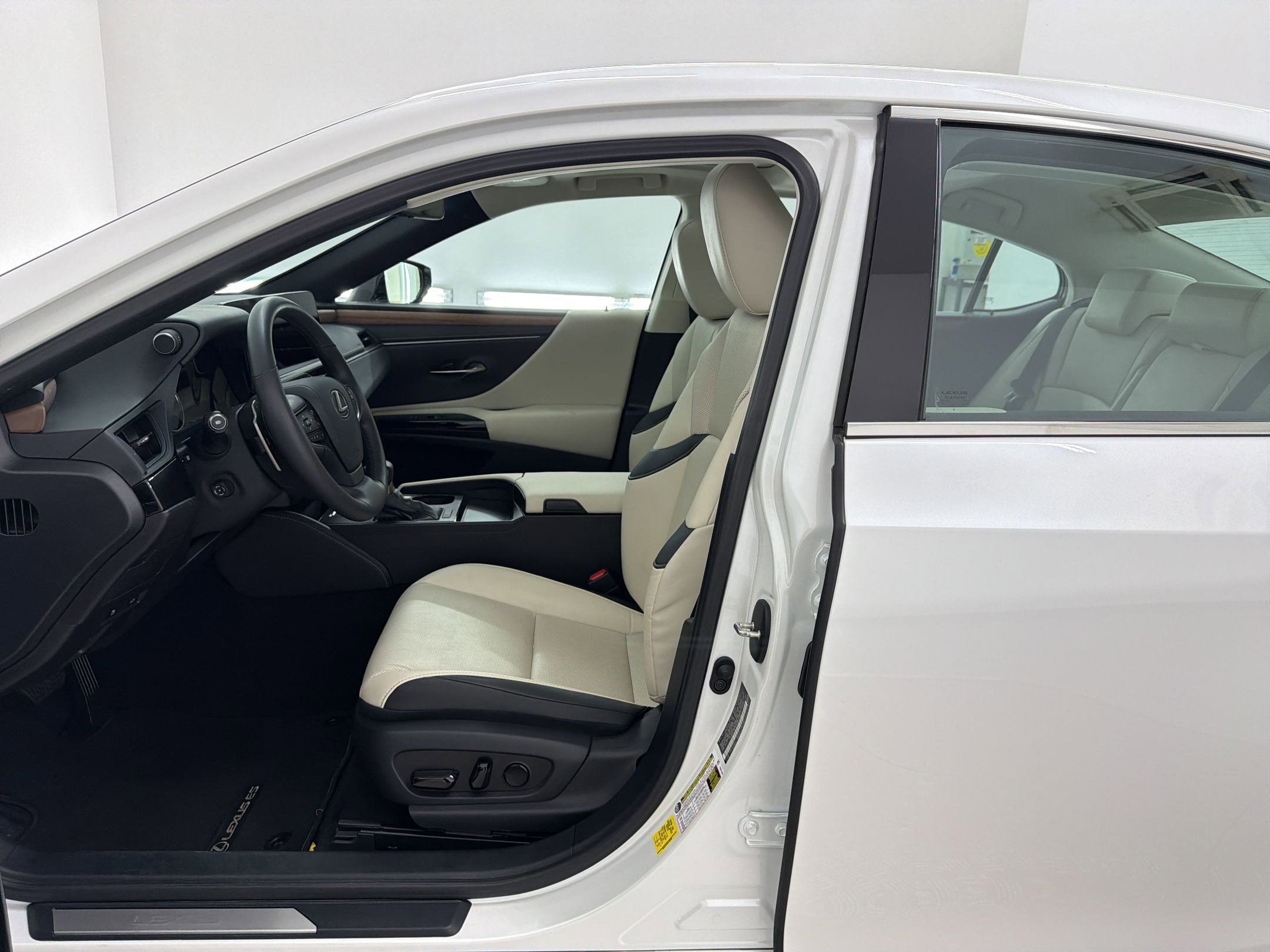 Certified 2024 Lexus ES 350 w/ Premium Package FWD image 5