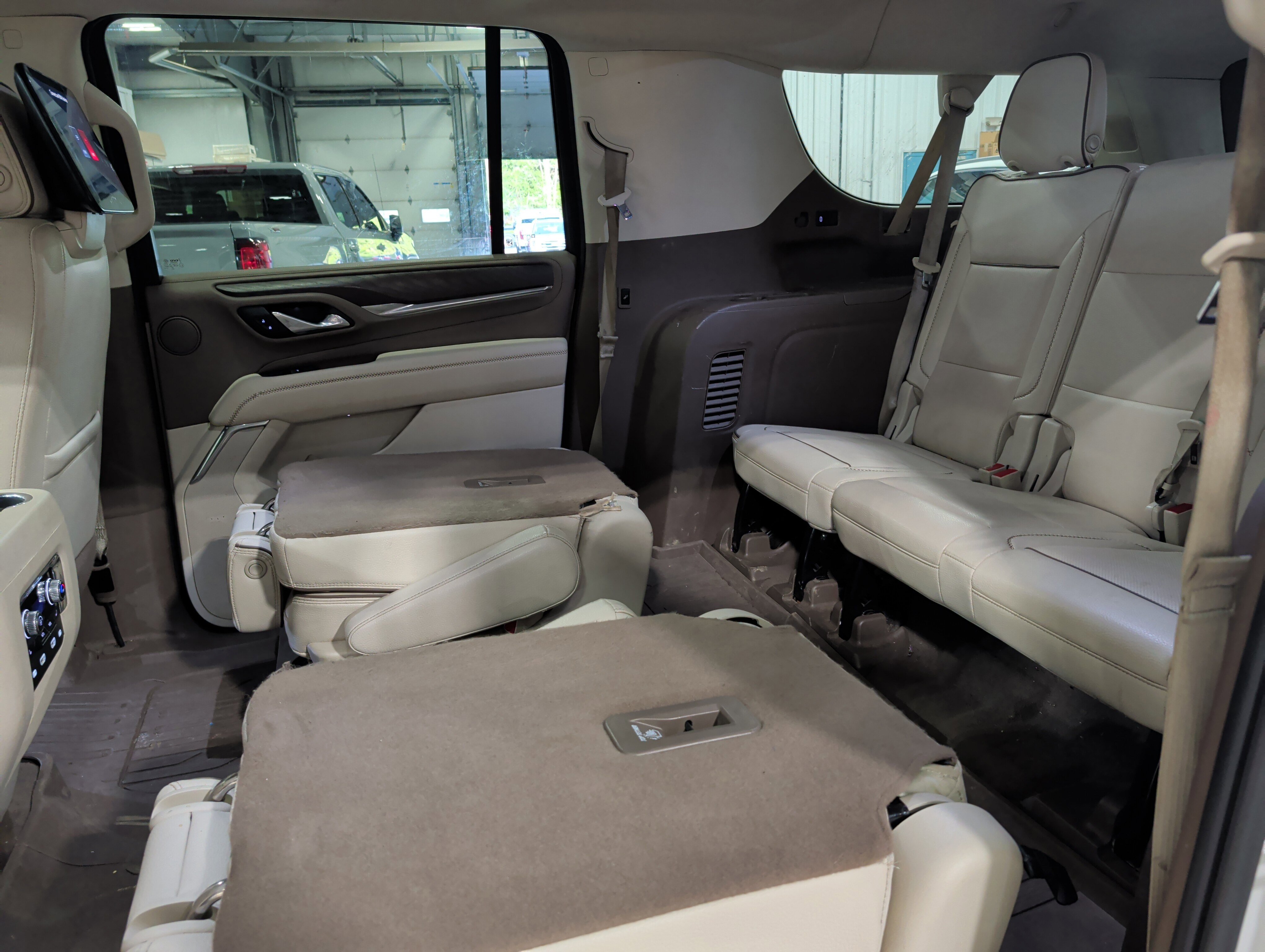 Used 2023 GMC Yukon XL Denali AWD/4WD image 8