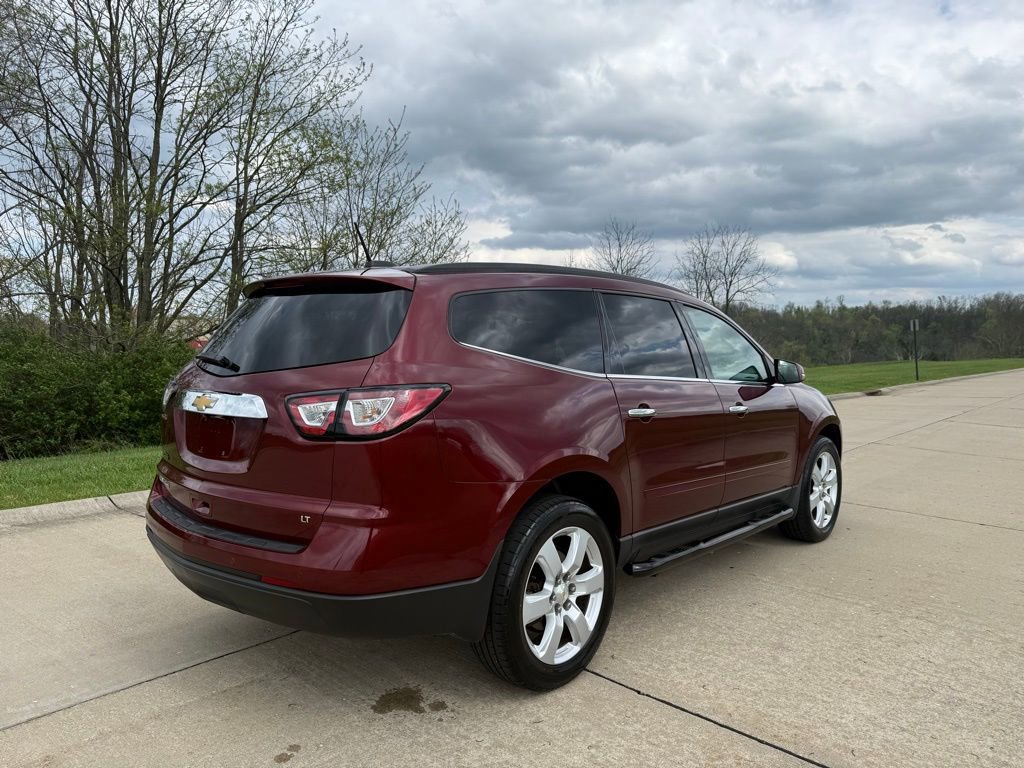 Used 2017 Chevrolet Traverse LT w/ Style and Technology Package image 3