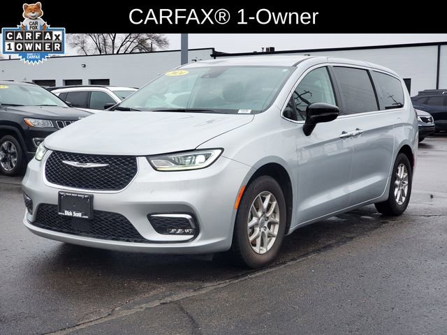 Used 2024 Chrysler Pacifica Touring-L FWD image 2
