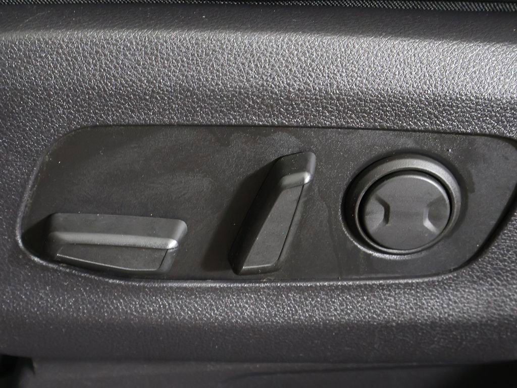 Used 2023 Kia Carnival LX image 33