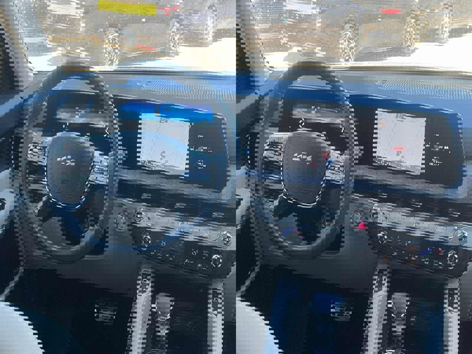 Used 2025 Kia Telluride SX w/ SX Captain's Chair Package image 23