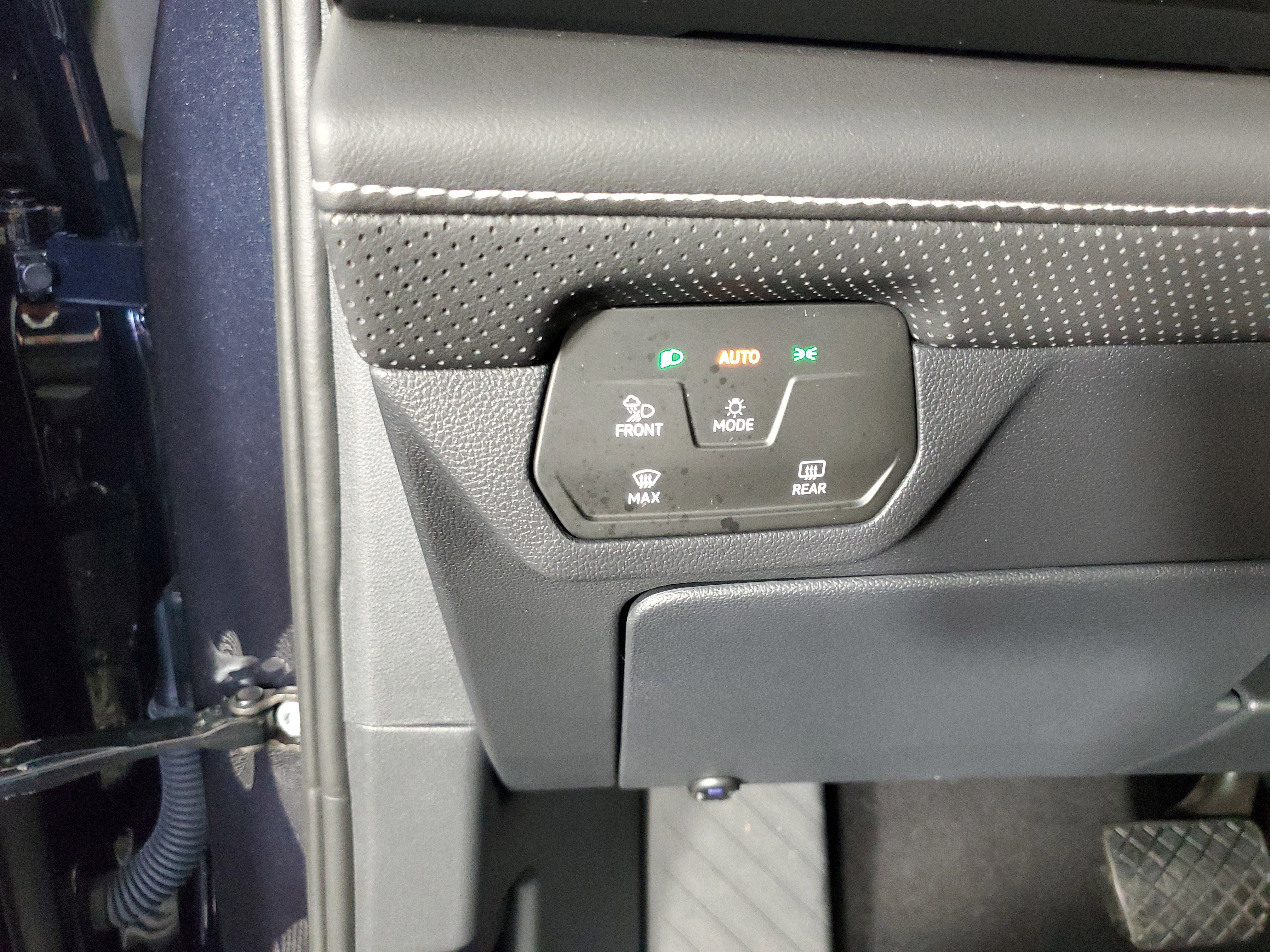 Used 2025 Volkswagen Atlas Cross Sport SE image 27