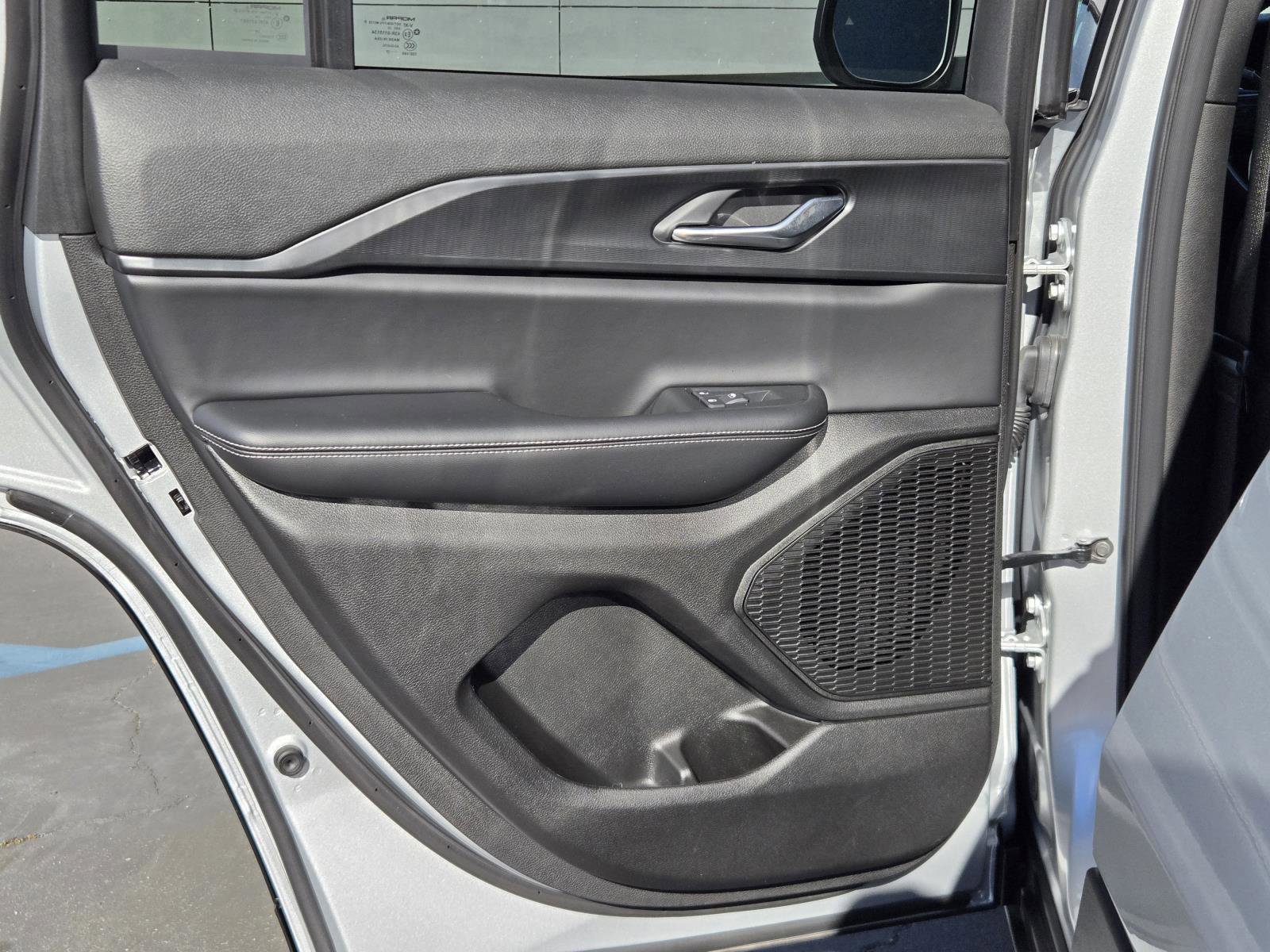 Used 2025 Jeep Grand Cherokee Laredo X image 24