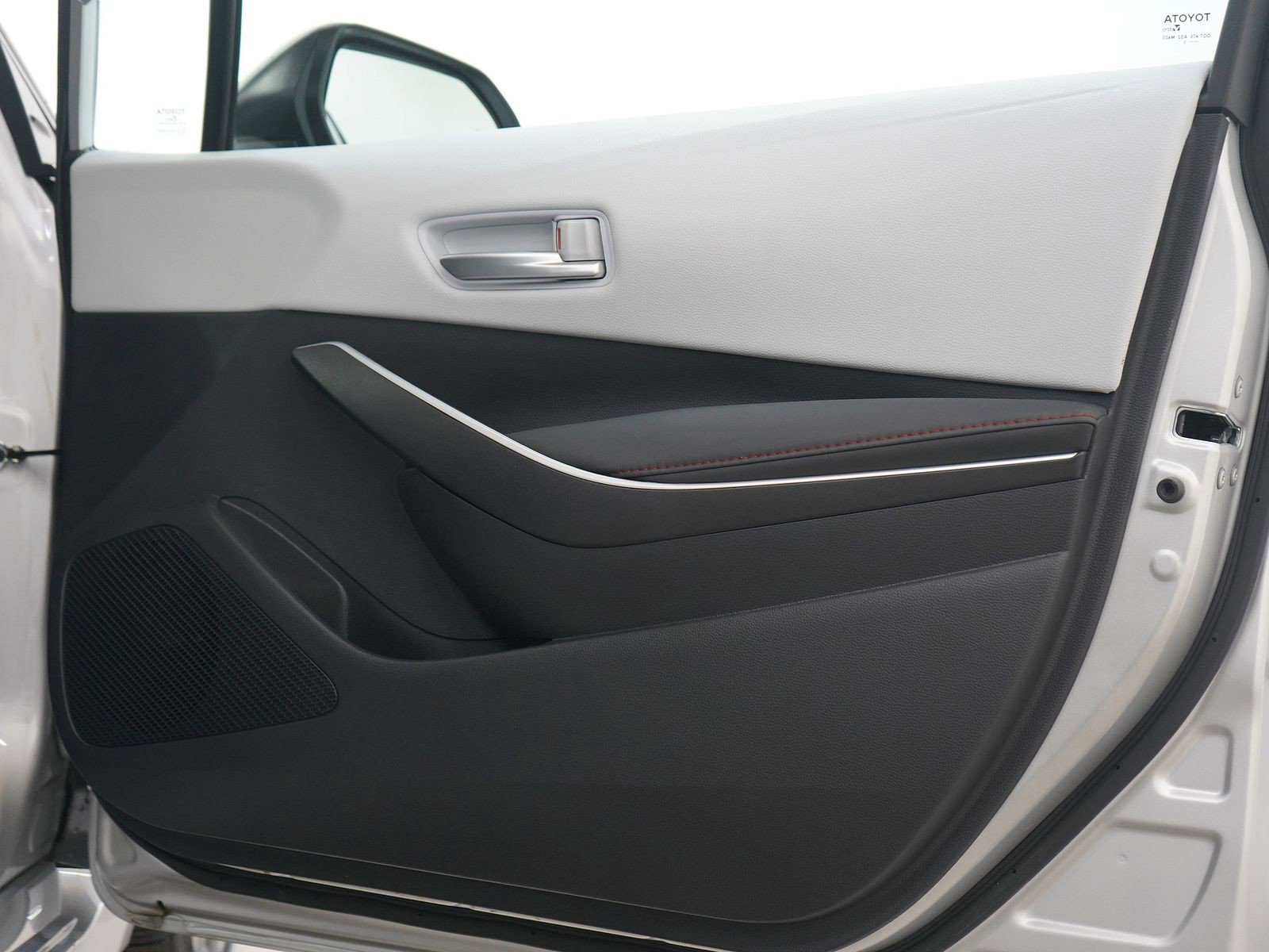 Used 2025 Toyota Corolla SE image 9