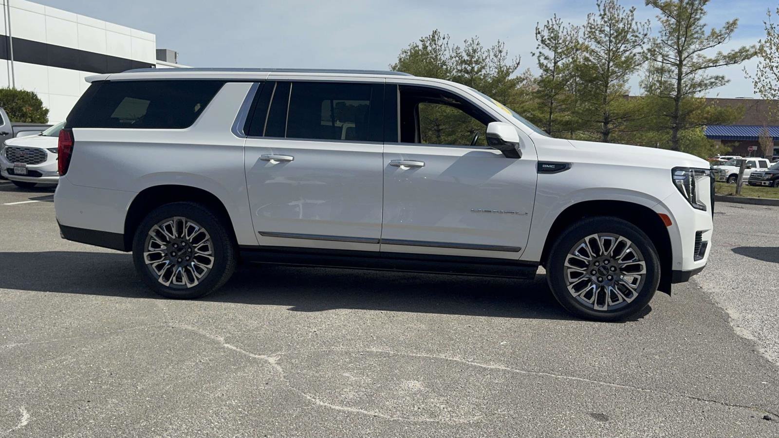 Used 2023 GMC Yukon XL Denali Ultimate AWD/4WD image 3