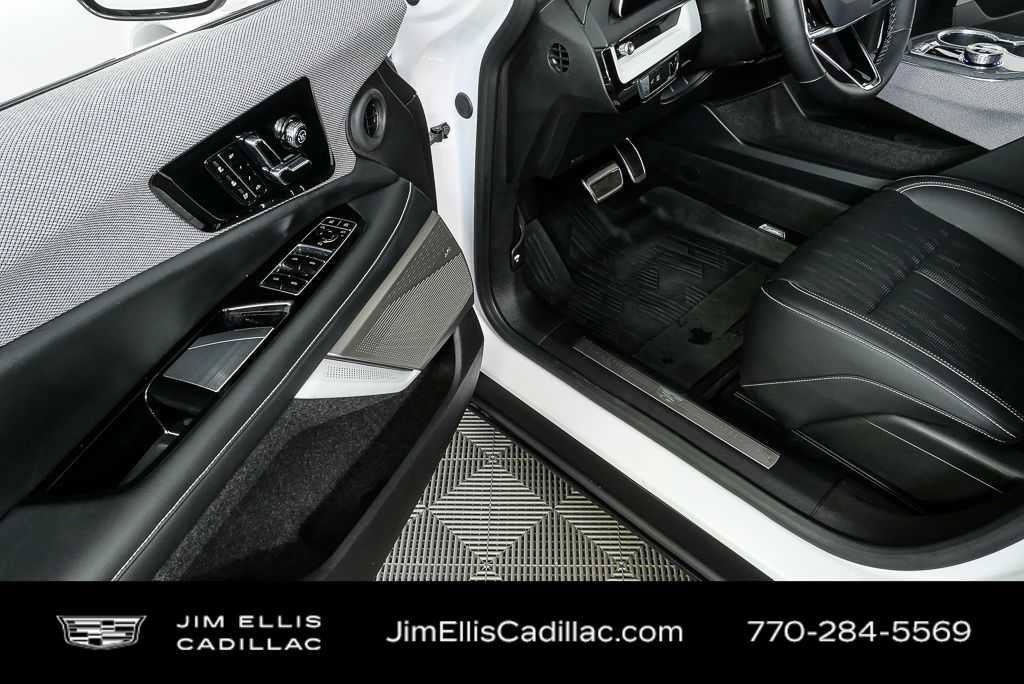 Certified 2025 Cadillac Optiq Luxury 2 w/ LPO, Floor Liner Package AWD/4WD image 8