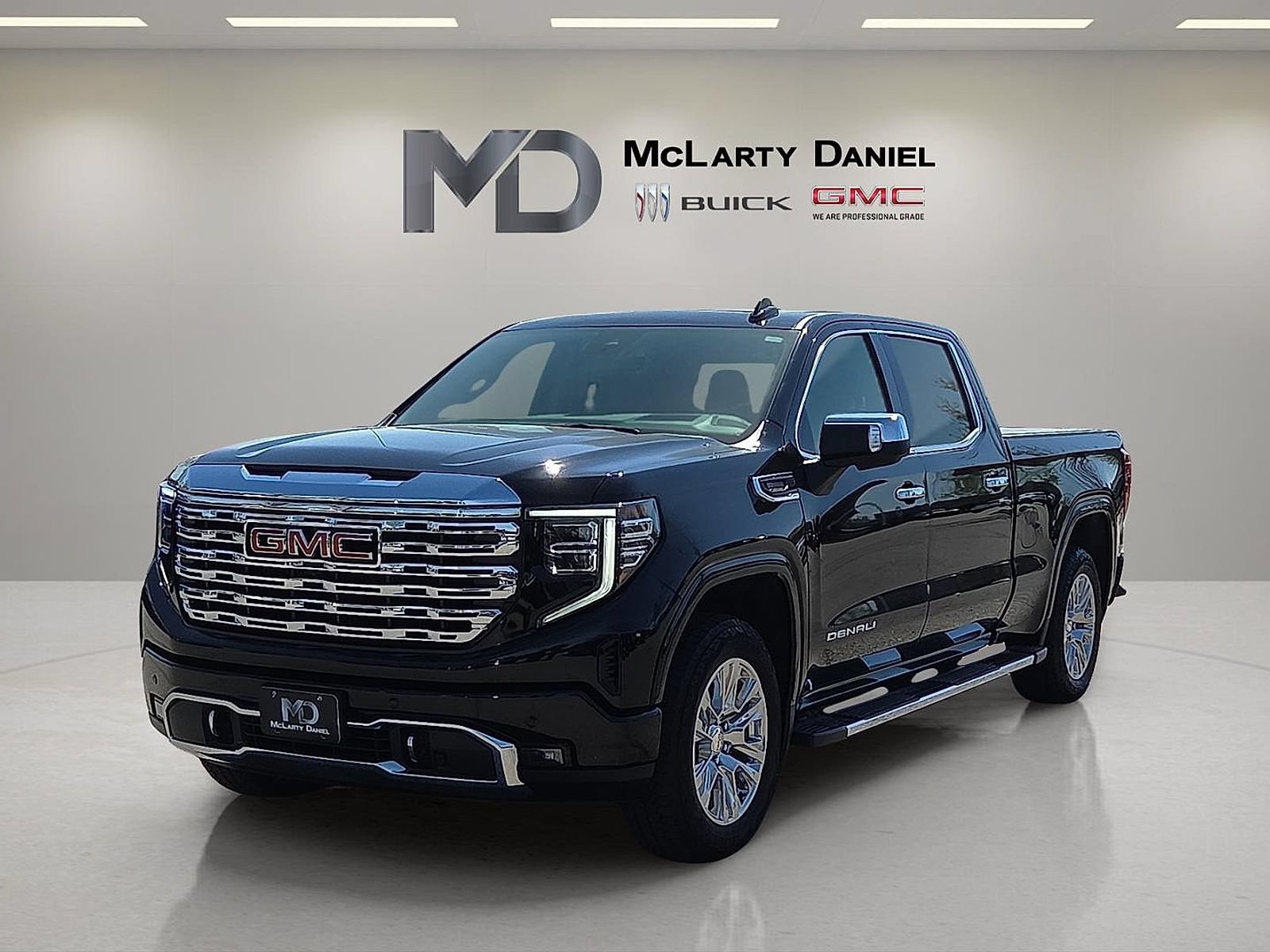 Used 2024 GMC Sierra 1500 Denali w/ Technology Package AWD/4WD image 3