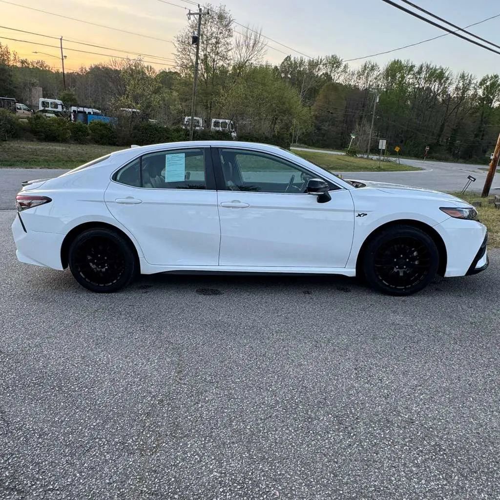 Used 2023 Toyota Camry SE FWD image 3
