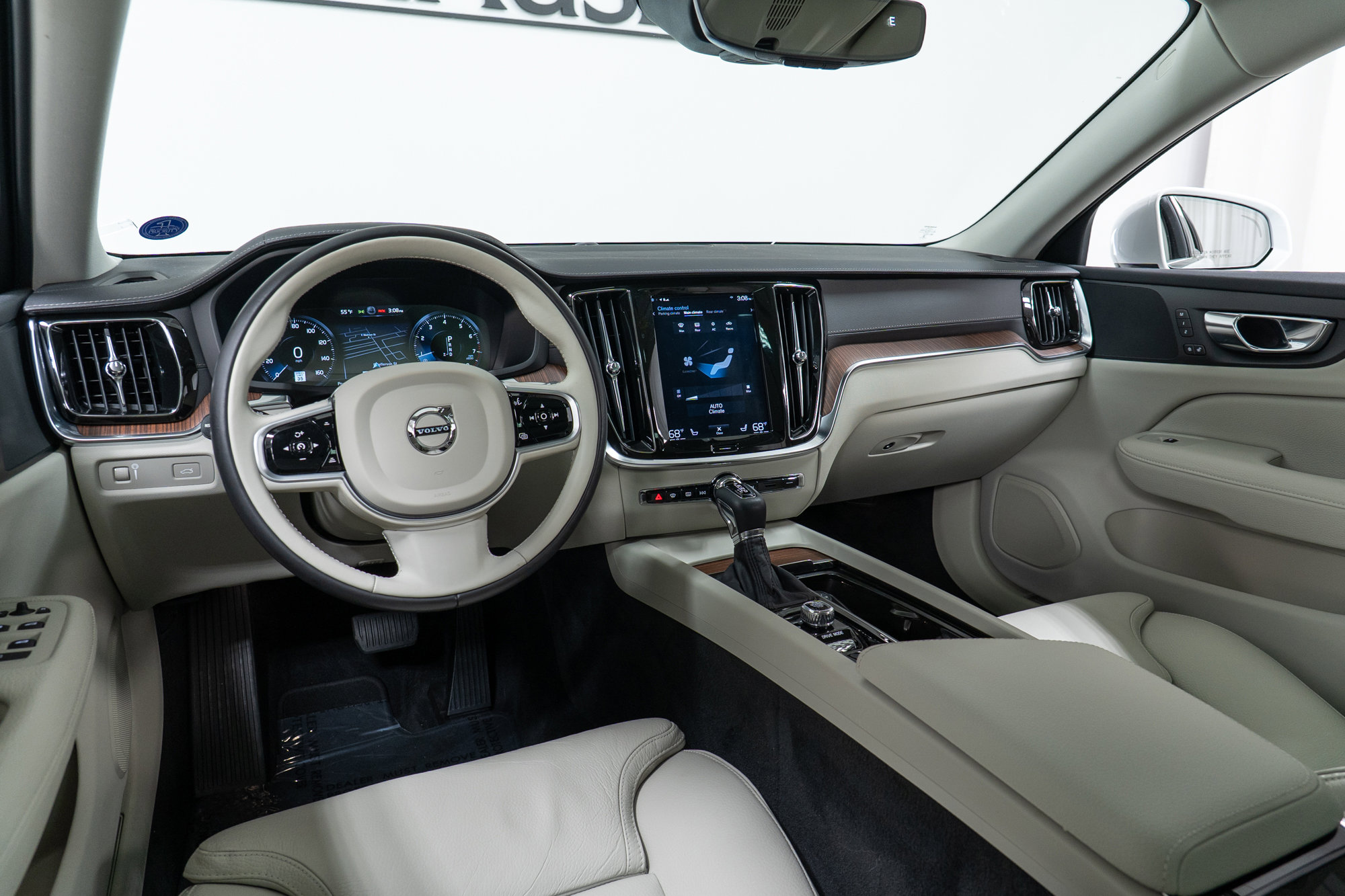 Used 2020 Volvo V60 T5 Cross Country image 16