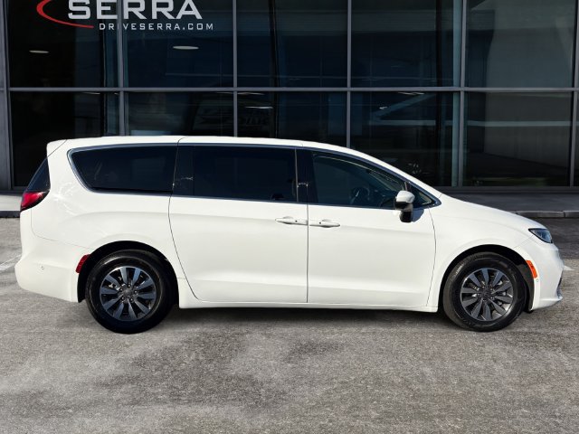 Used 2023 Chrysler Pacifica Touring-L FWD image 6