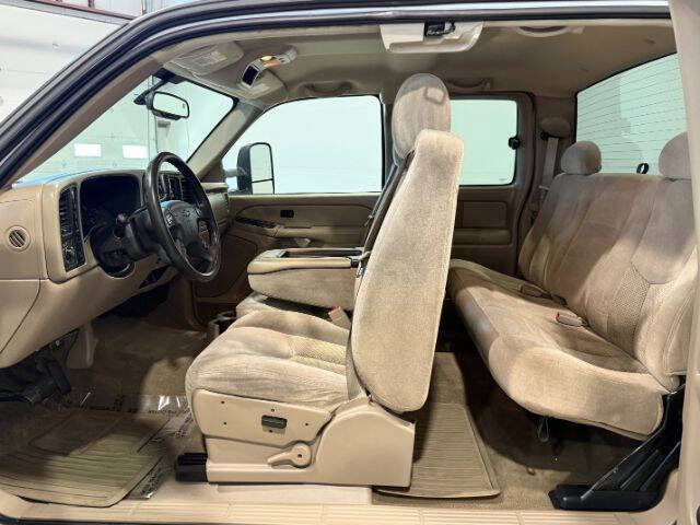 Used 2004 Chevrolet Silverado 2500 LS w/ Heavy-Duty Power Package AWD/4WD image 14