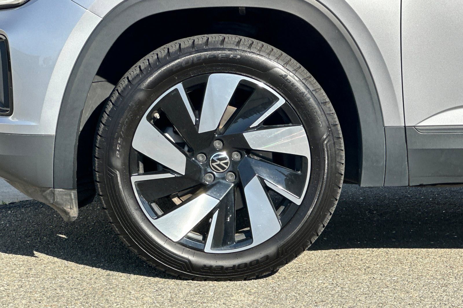 Used 2024 Volkswagen Atlas Cross Sport SE image 32