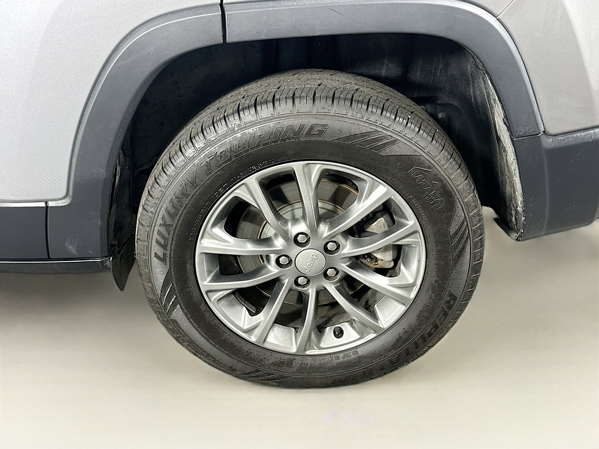 Used 2019 Jeep Cherokee Latitude Plus w/ Cold Weather Group AWD/4WD image 11