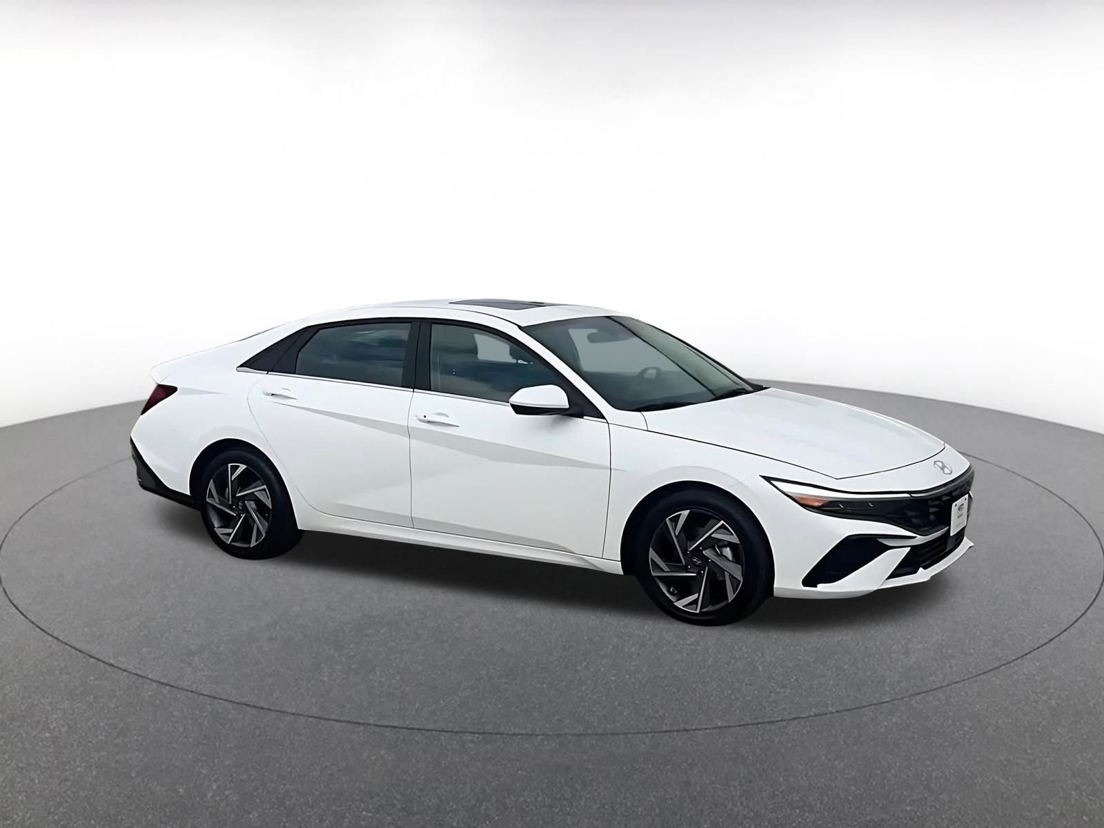 Used 2025 Hyundai Elantra SEL image 2