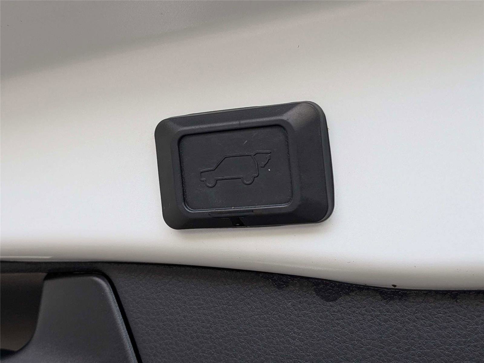 Used 2021 Toyota RAV4 XLE w/ Convenience Package image 10