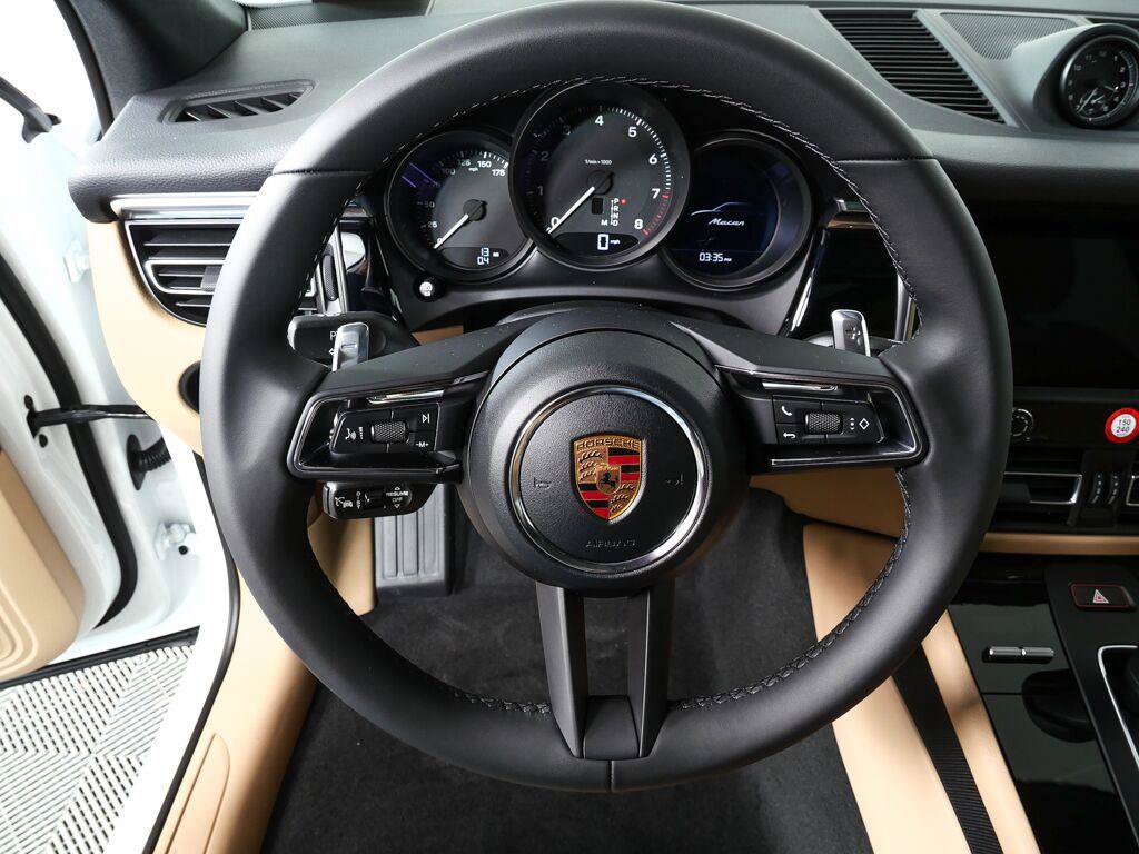 Certified 2026 Porsche Macan AWD/4WD image 9