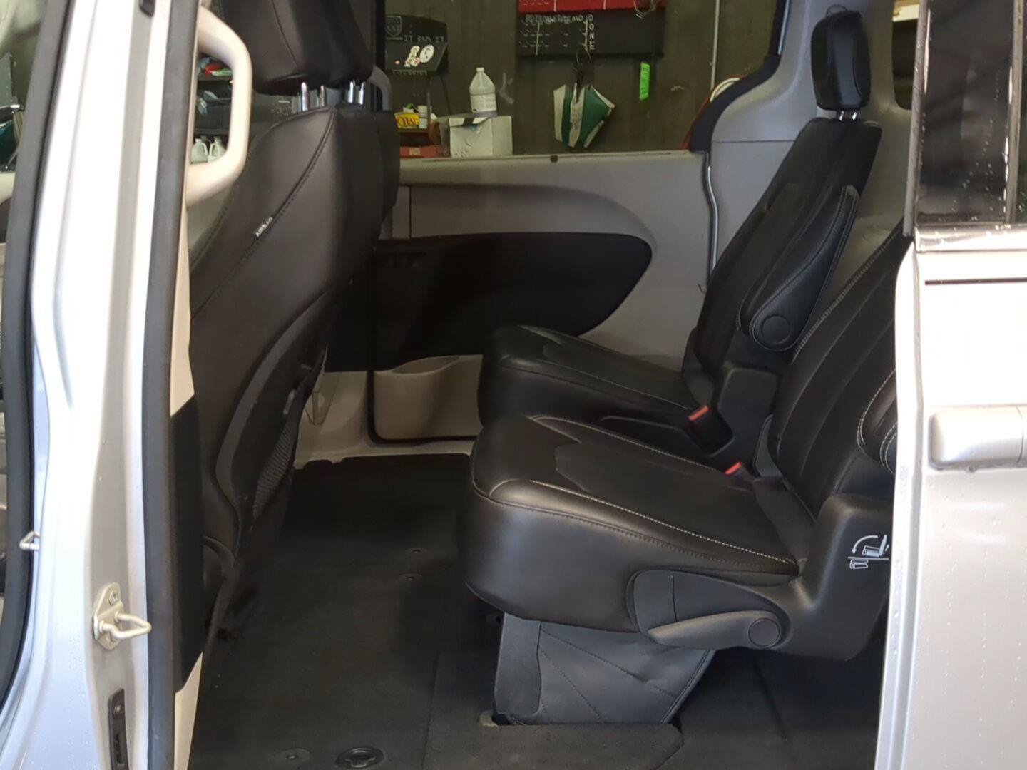 Used 2024 Chrysler Pacifica Touring-L FWD image 15