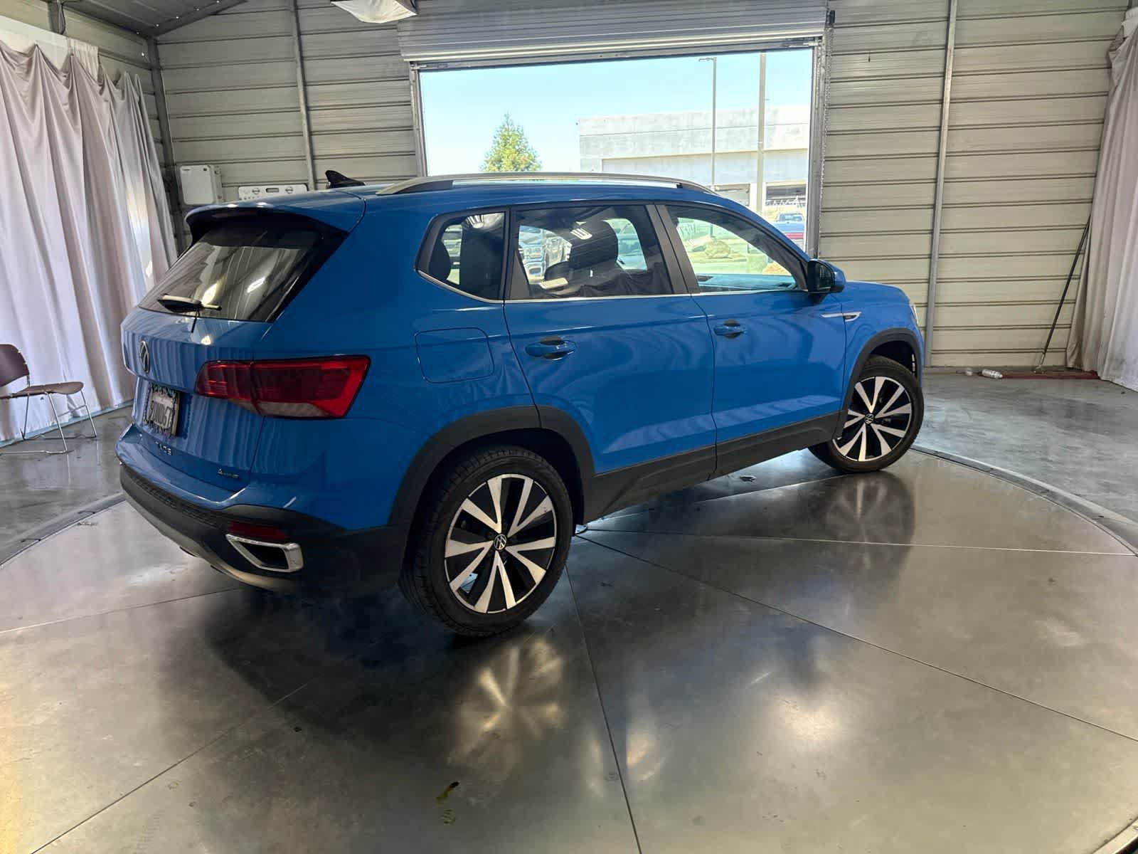 Used 2023 Volkswagen Taos SE w/ Panoramic Sunroof Package AWD/4WD image 4