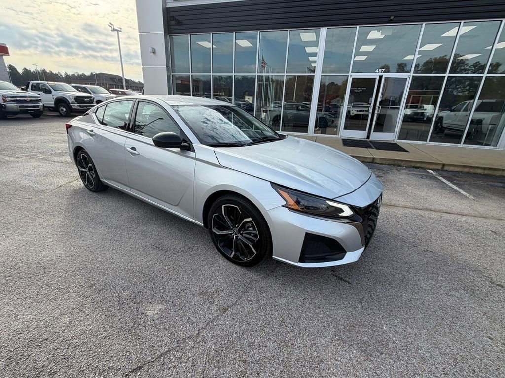 Used 2024 Nissan Altima 2.5 SR image 2