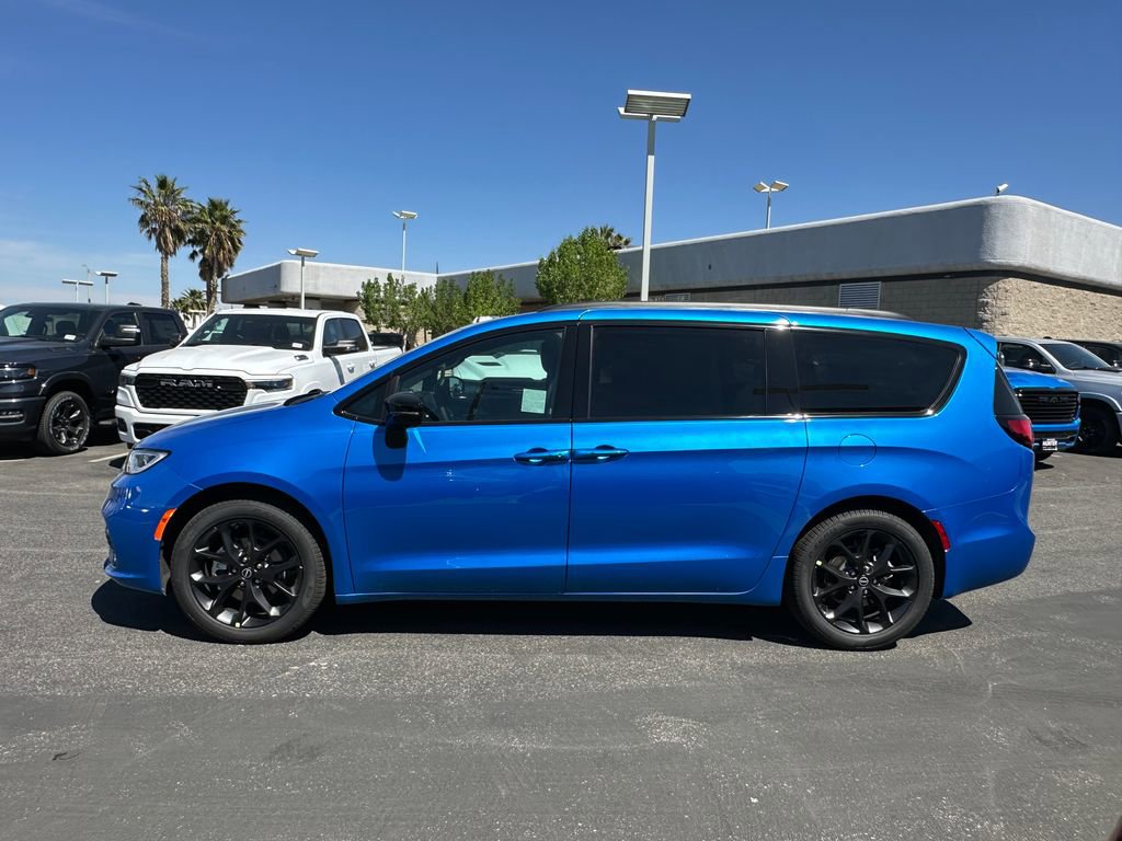 New 2026 Chrysler Pacifica Select FWD image 3