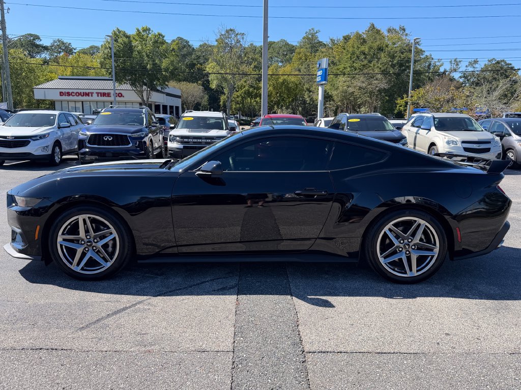 Used 2025 Ford Mustang Coupe RWD image 2