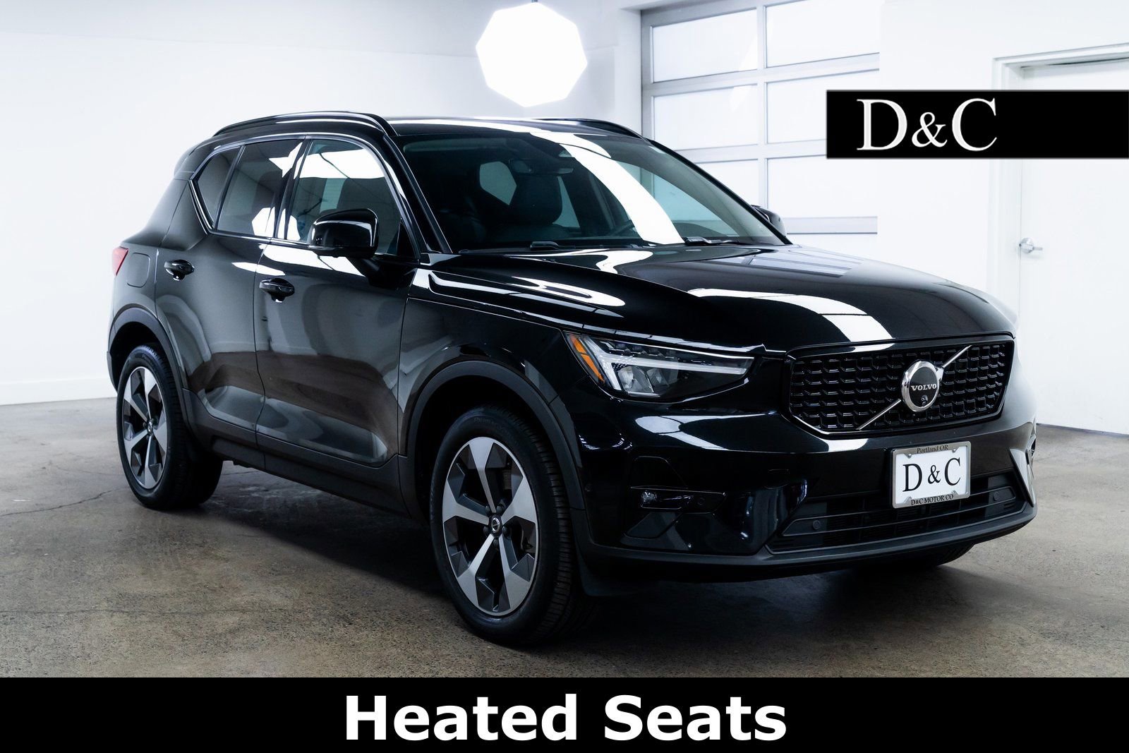 Used 2024 Volvo XC40 B5 Plus image 1