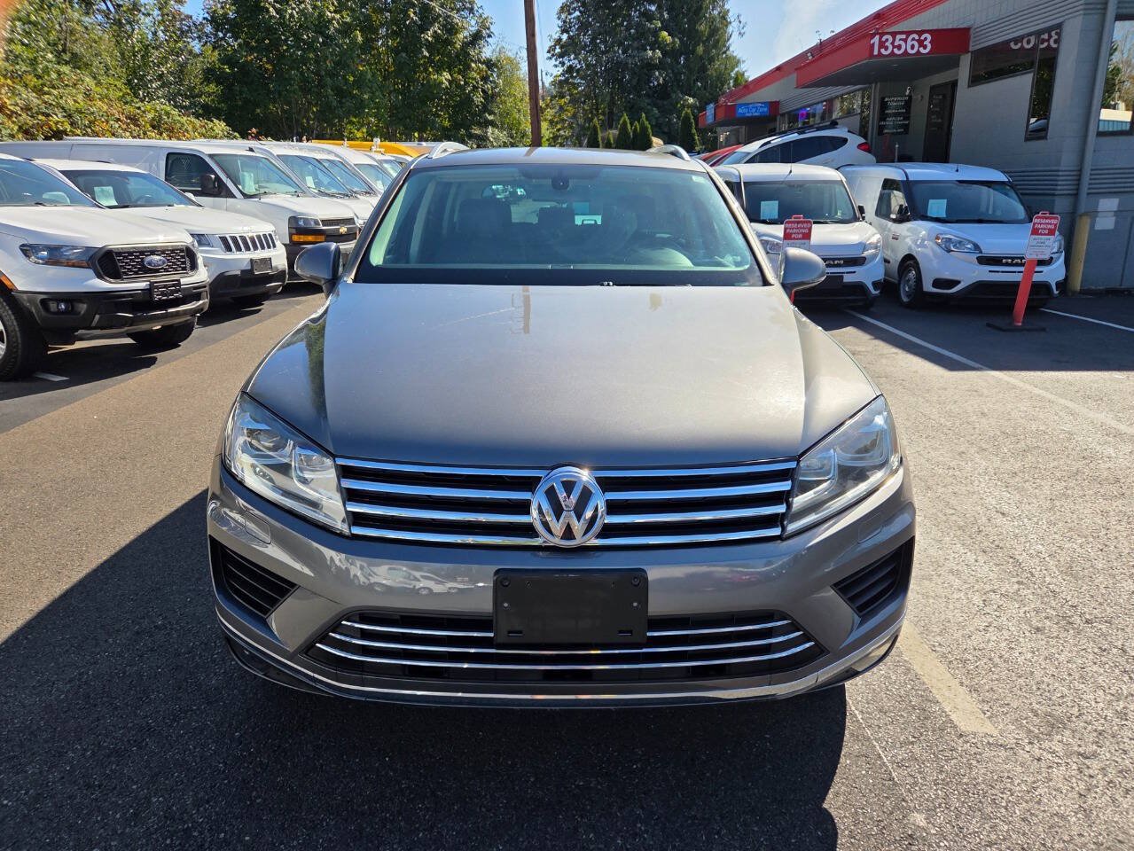 Used 2015 Volkswagen Touareg Sport AWD/4WD image 2