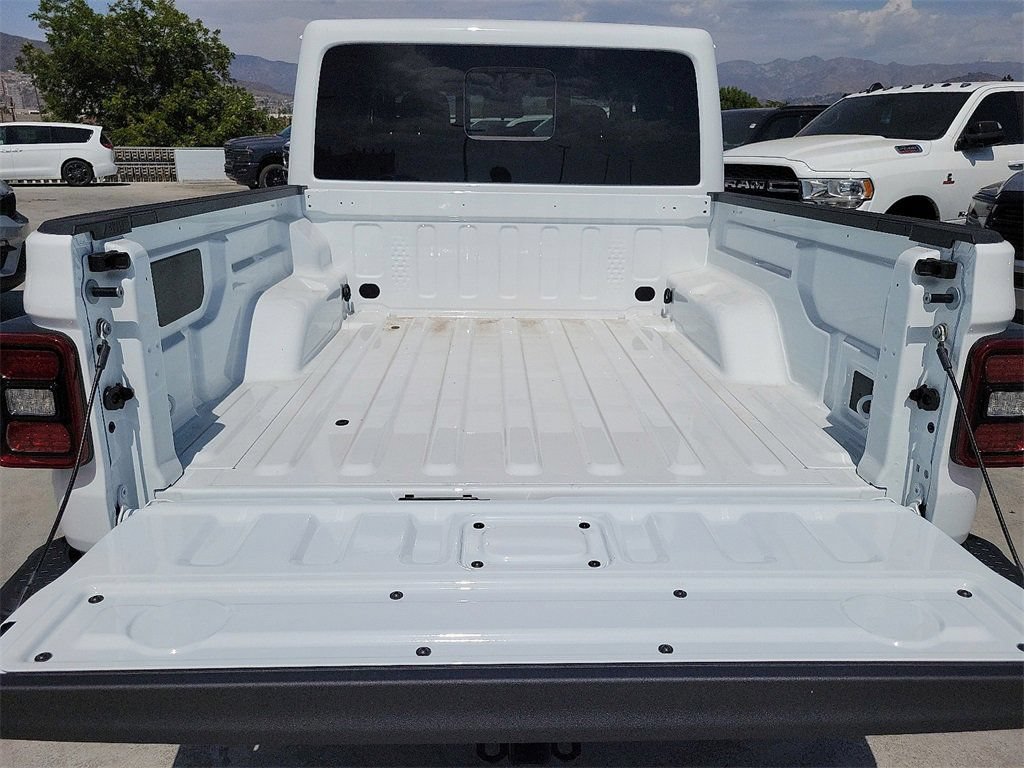 New 2025 Jeep Gladiator Mojave w/ Convenience Group AWD/4WD image 18