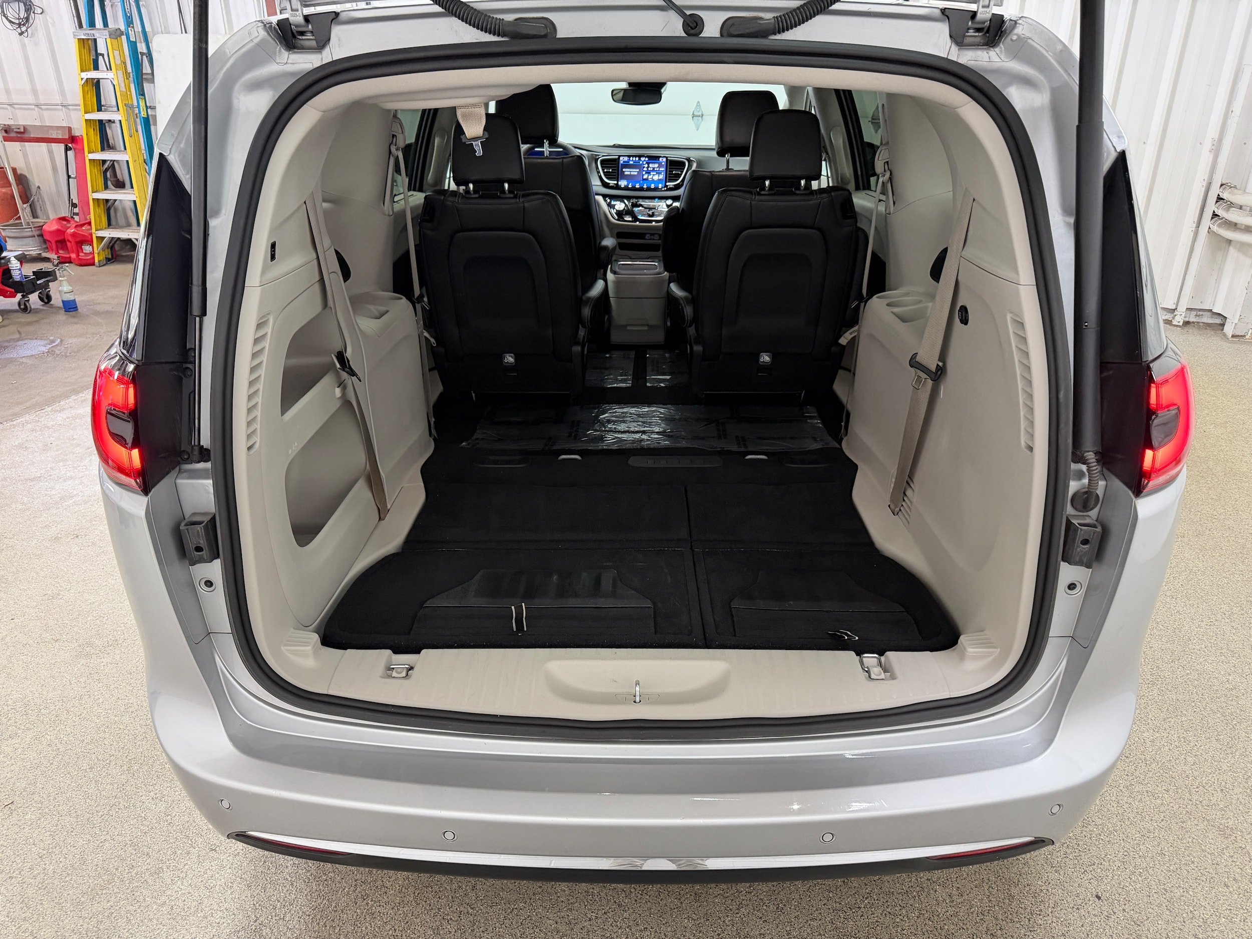 Used 2024 Chrysler Pacifica Touring-L FWD image 30