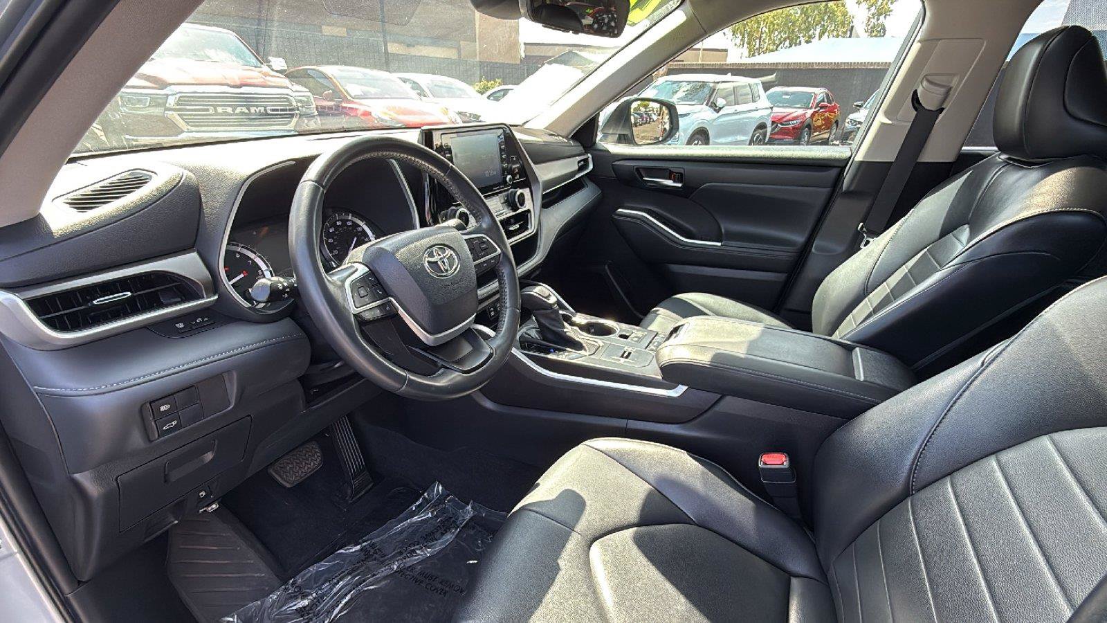 Used 2022 Toyota Highlander XLE FWD image 18