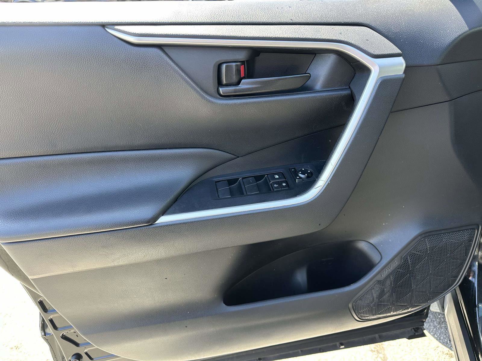 Used 2019 Toyota RAV4 LE AWD/4WD image 17