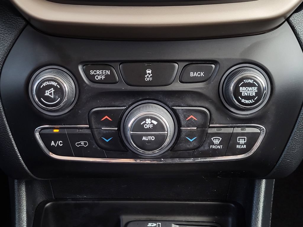 Used 2016 Jeep Cherokee Limited AWD/4WD image 10