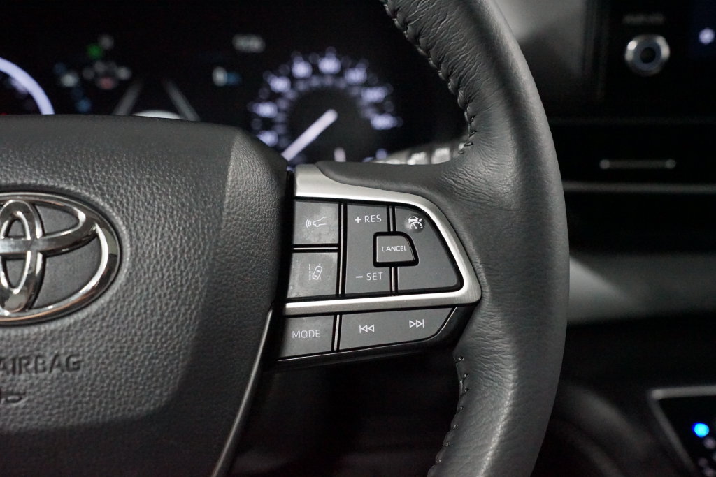 Certified 2025 Toyota Sienna XLE FWD image 13