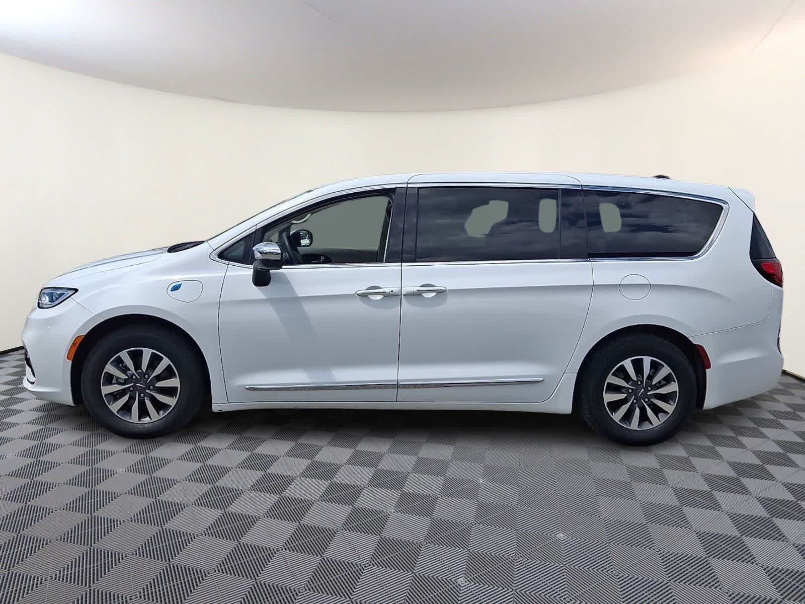 Used 2023 Chrysler Pacifica Limited FWD image 8