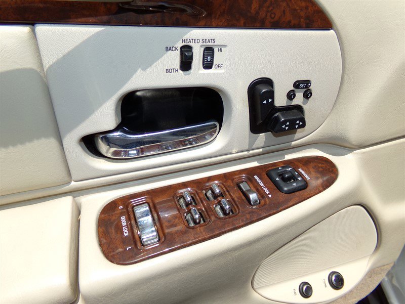 Used 2001 Lincoln Town Car Cartier RWD image 50