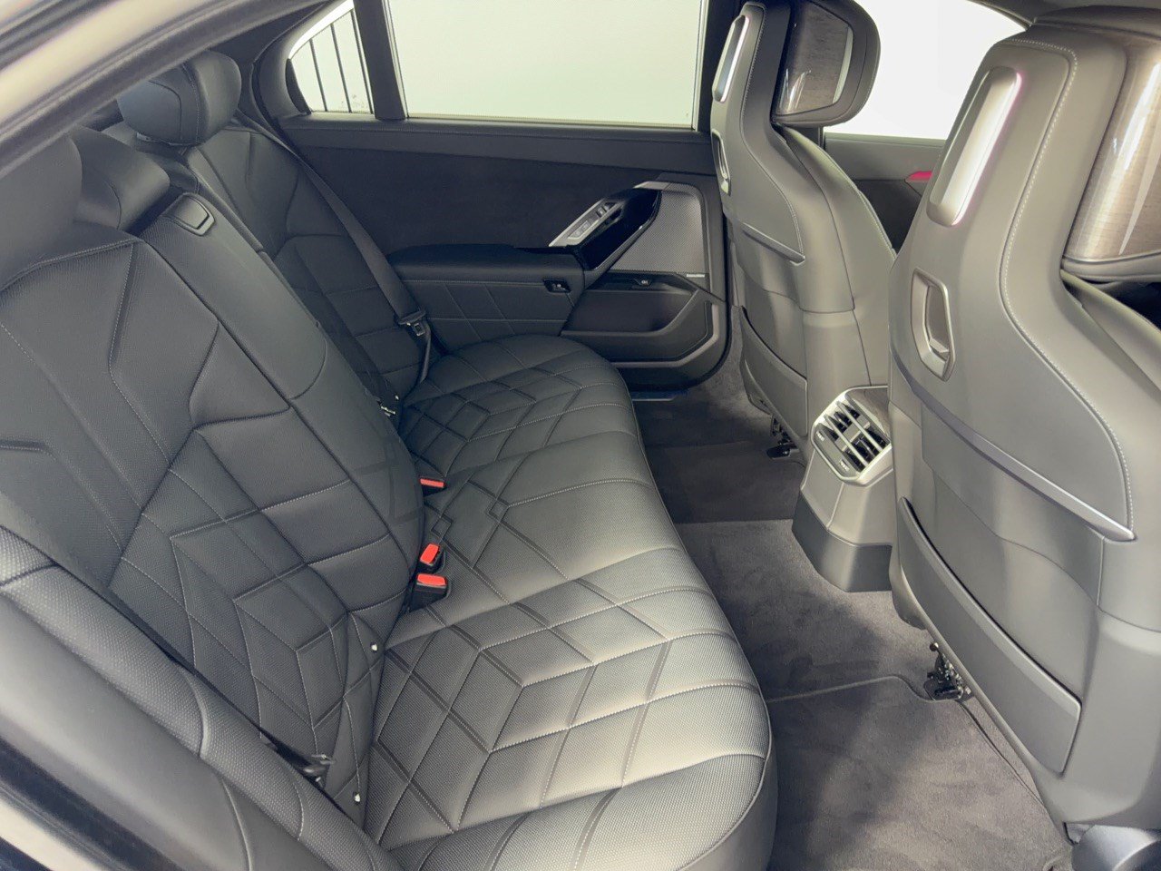 New 2027 BMW 740i w/ Executive Package RWD image 29