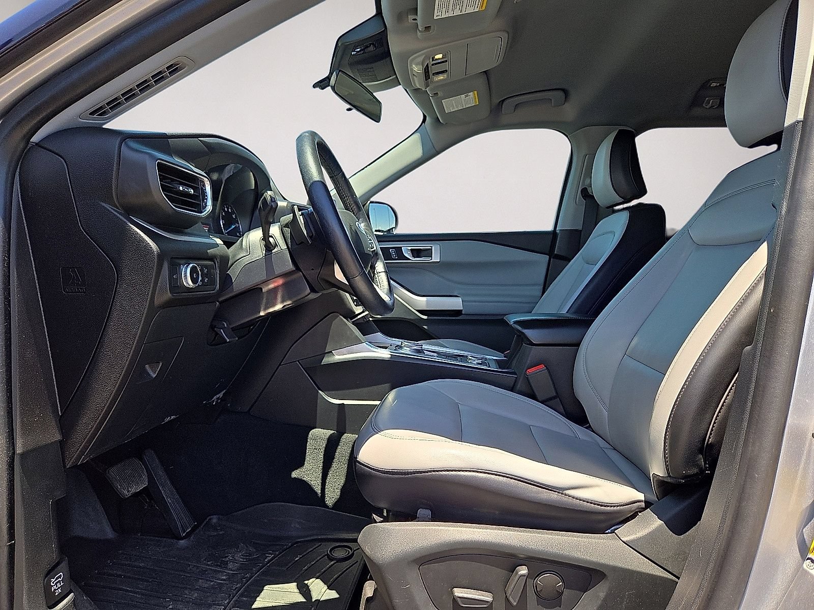 Used 2021 Ford Explorer XLT w/ Equipment Group 202A AWD/4WD image 25