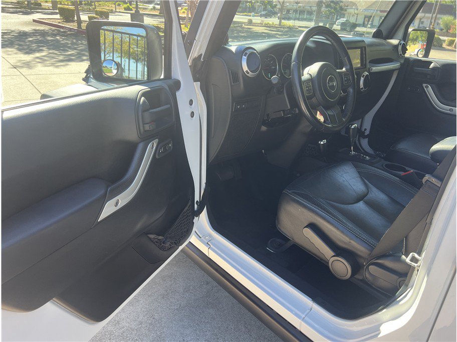 Used 2013 Jeep Wrangler Unlimited Rubicon w/ Connectivity Group AWD/4WD image 16