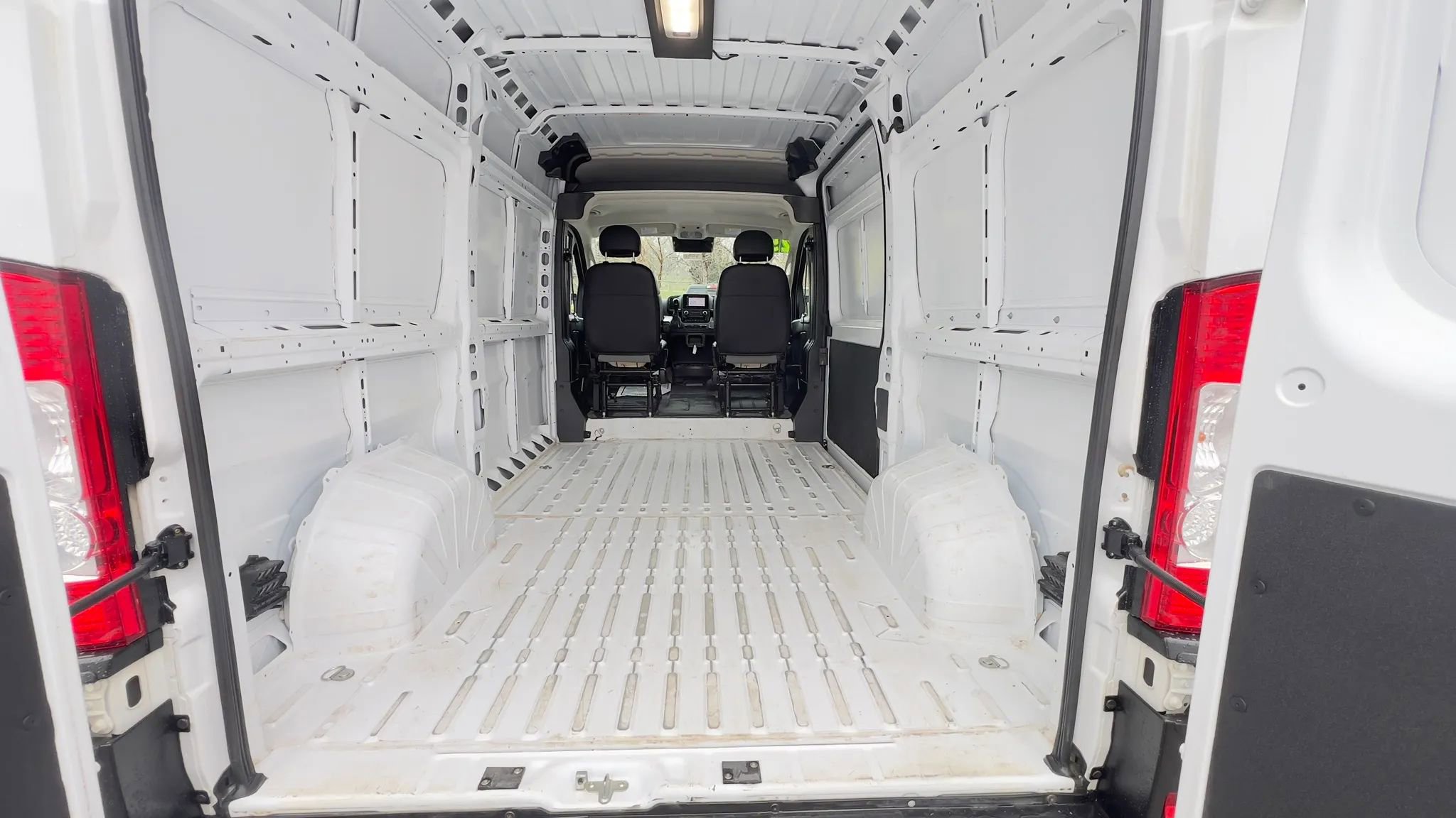 Used 2025 RAM ProMaster 2500 w/ Convenience Group FWD image 15